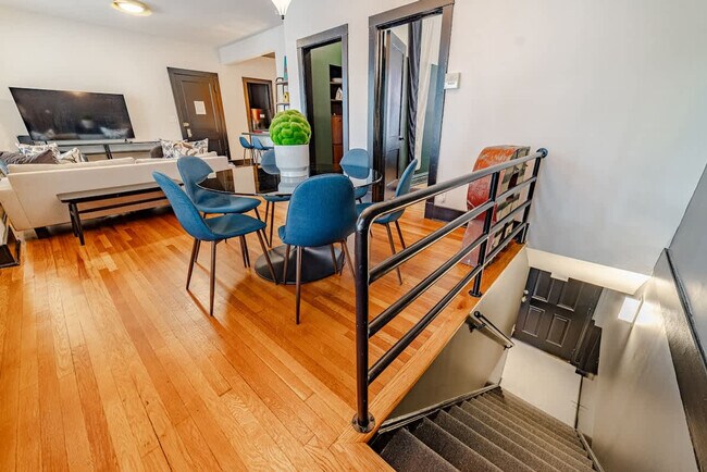 Building Photo - 1708 W Waveland Ave