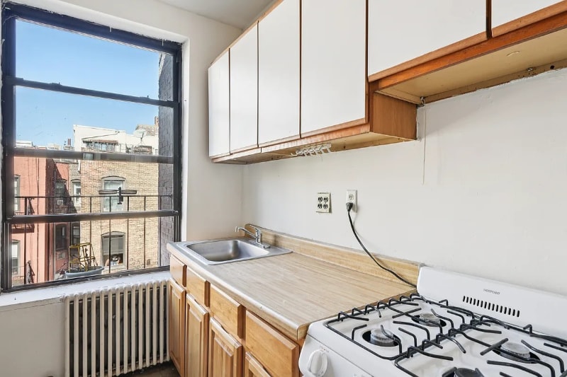 Building Photo - 323A E 89th St