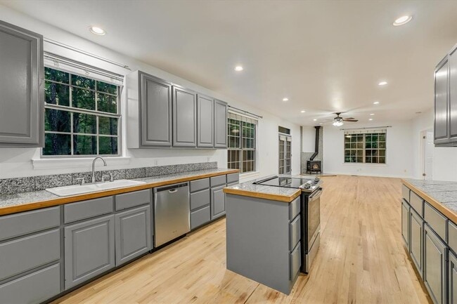 Building Photo - 104 Upolu Ct