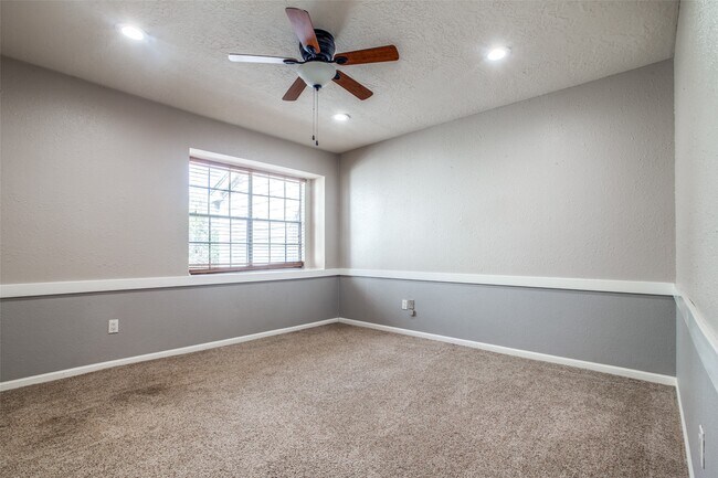 Building Photo - 800 Country Pl Dr