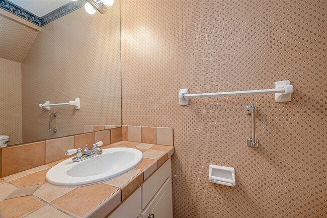 Building Photo - 6410 Del Monte Dr