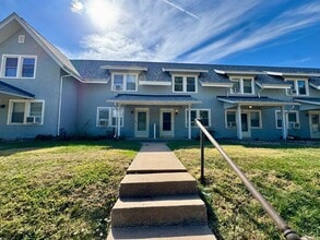 Building Photo - Updated 2BR Townhome Across from Stephens Park
