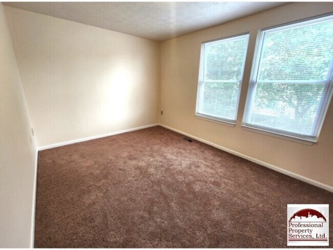Building Photo - Charming 3br/1.5ba Townhome Updated, Convenient, And Move In Ready