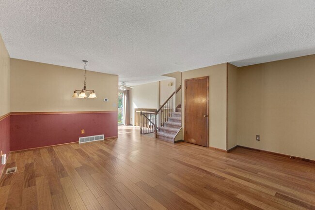 Building Photo - 4 bed, 2 bath, large yard available in Woo...