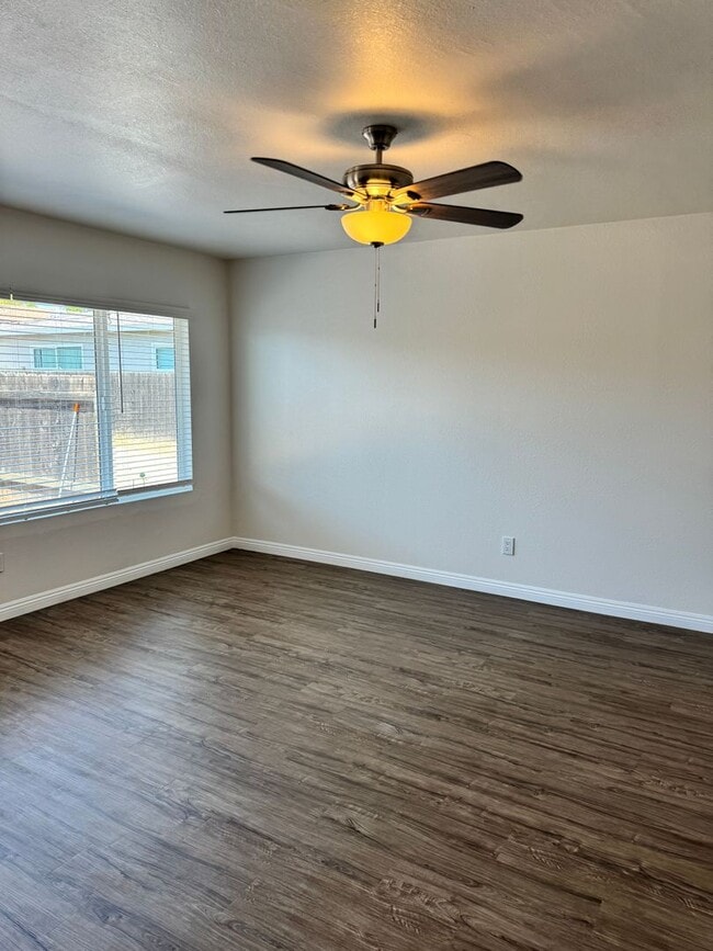 Building Photo - Newly Remodeled 2 Bedroom 1 Bath House!