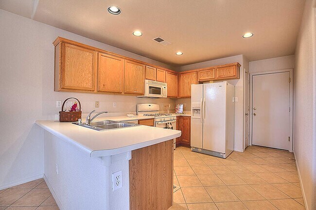 Building Photo - Ventana Ranch Gem! 3 Bedroom 2 Bath. Gate Community! Single Story with Large Backyard.