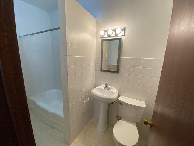 Building Photo - Charming 1BR in Historic Douglas Apartments– Walk to Lake of the Isles!