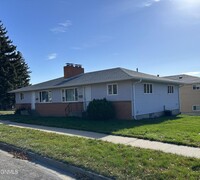 Building Photo - Spacious 3 bedroom 2 bathroom side by side...