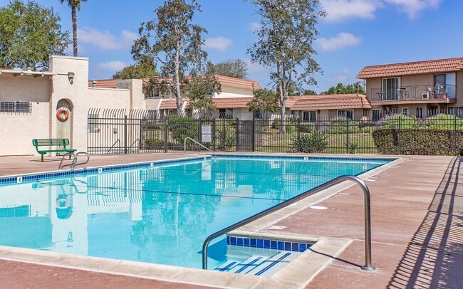 Building Photo - Great 2 BD Home in the Lake Park Terrace C...
