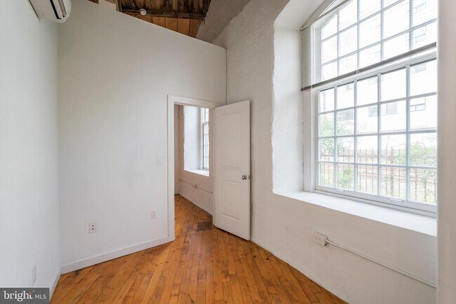 Building Photo - 4 Leverington Ave