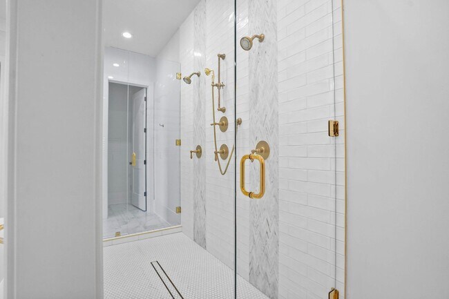 Building Photo - 3311 Skyline Dr