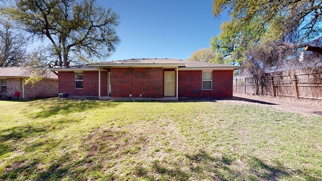 Building Photo - $950 + 2 WEEKS FREE RENT!!!