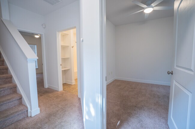 Building Photo - 1032 Skyline View Way