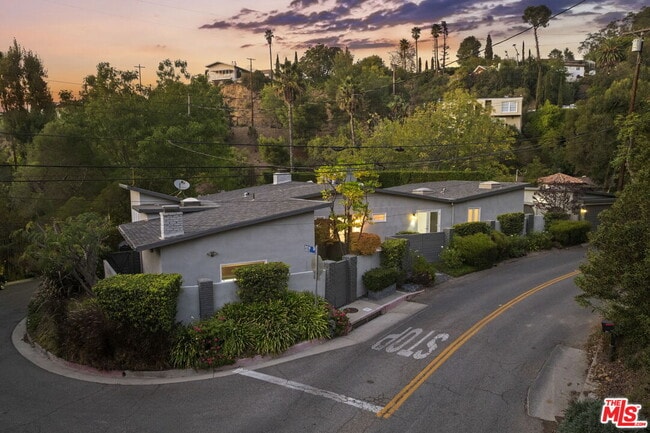 Building Photo - 2601 Nichols Canyon Rd