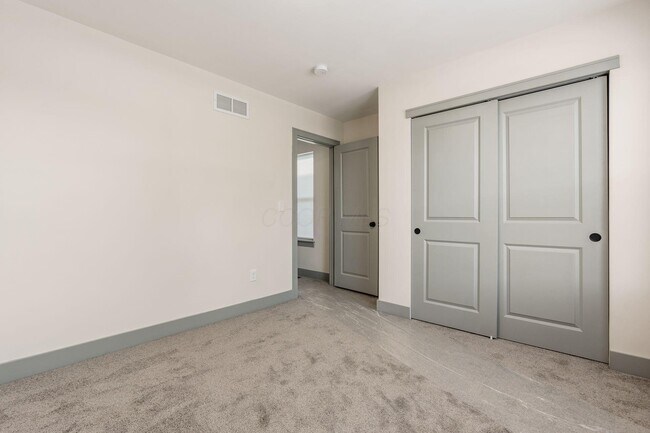 Building Photo - 172 Whitethorne Ave