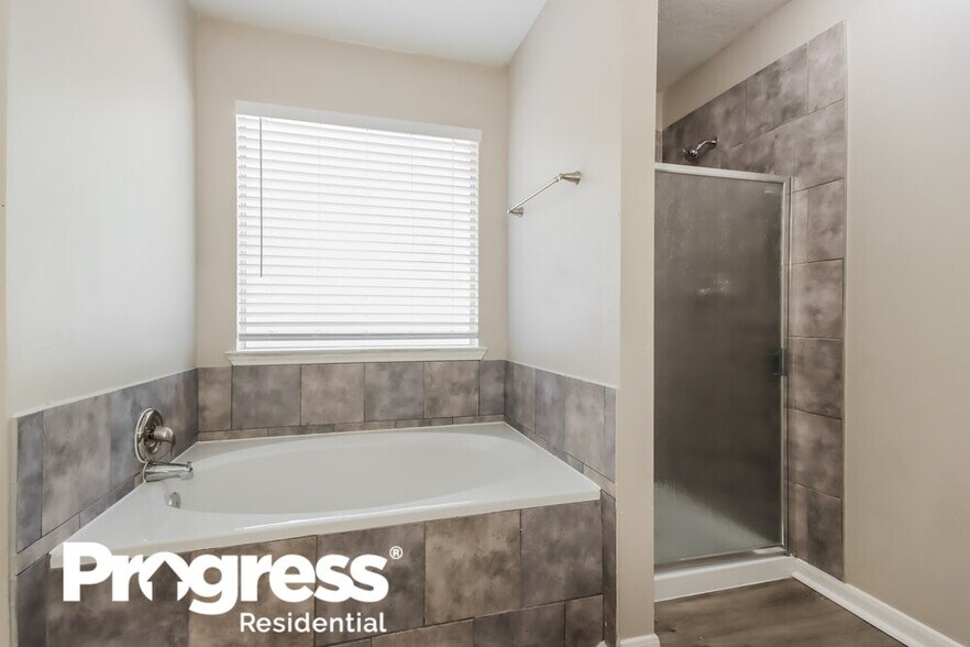 Building Photo - 18450 Hollow Oaks Cir