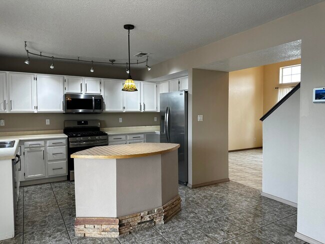 Building Photo - 800 Halter Dr SW