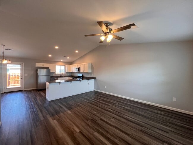 Building Photo - 4 Bedroom 2 Bathroom Fallon Home