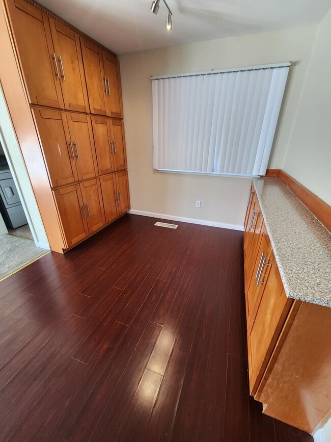 Building Photo - 735 Wedgewood Dr