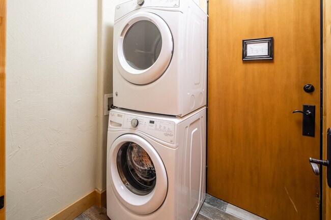 Building Photo - 66 Mountain Loop Rd