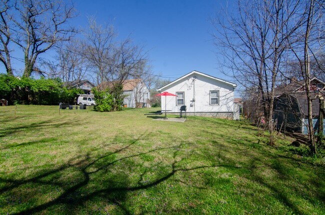 Building Photo - Quaint Single Family Home