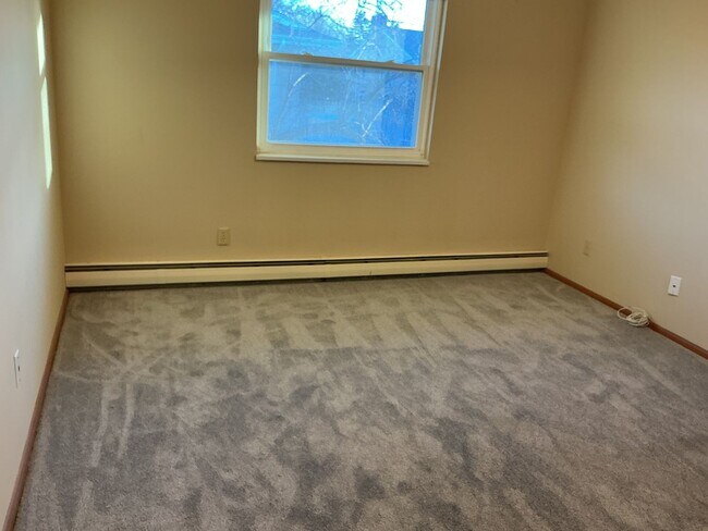 Building Photo - Spacious 2BR/1.5BA 2nd Floor Apartment in Brown Deer – Heat & Hot Water Included, Pool & Undergro...