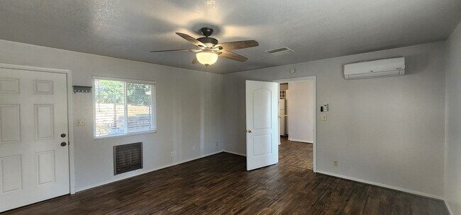 Building Photo - $500 MOVE-IN CREDIT! Updated Home with lot...