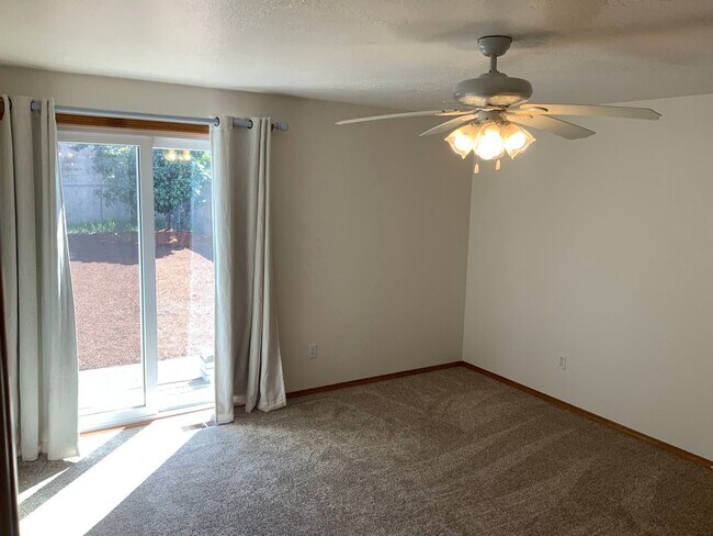 Building Photo - 3 Bedroom, 2 Bathroom House in Springfield