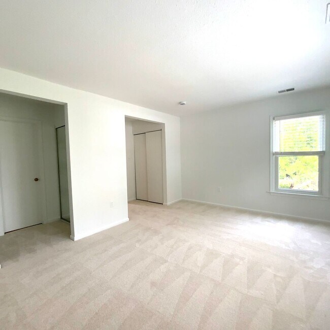 Building Photo - 7594 Lakeside Village Dr