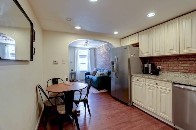 Building Photo - Charming 2BD/1BA - Upper Fells Point Townhome