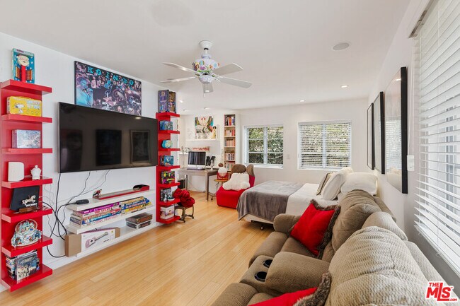 Building Photo - 7122 Dume Dr