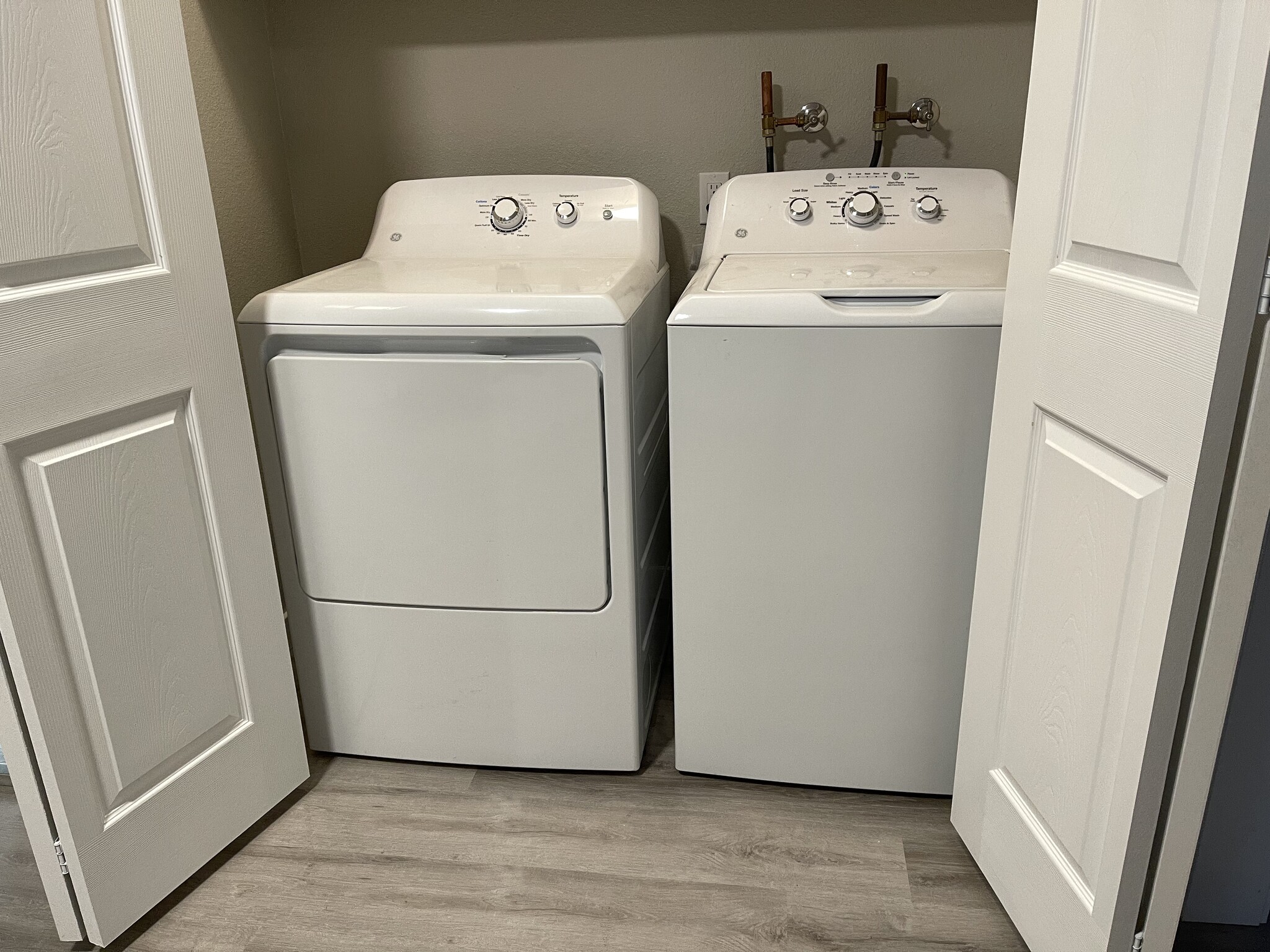 Building Photo - 2742 Sylvan Dr W