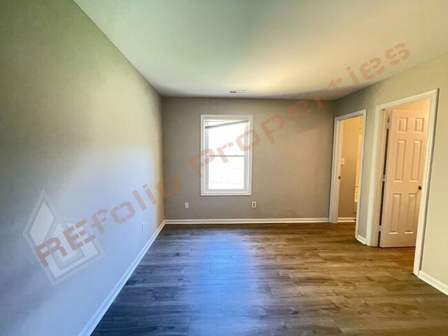 Building Photo - Carpetless 2 BD 2.5 Bath 2 Story Quadplex ...