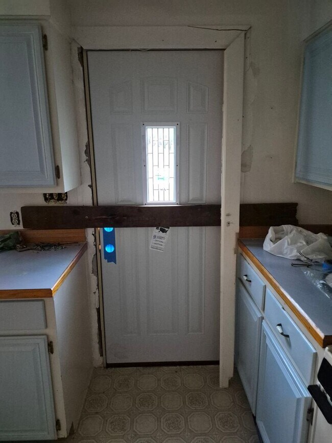 Building Photo - Charming 3 bed 1 Bath