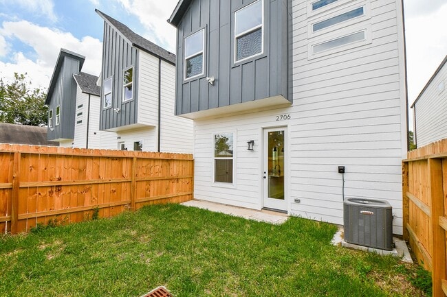 Building Photo - 2706 Bostic St