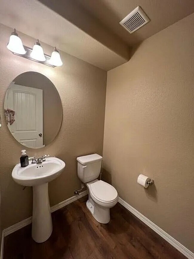 Building Photo - *COMING SOON* 3 Bedroom near Carson and Pe...