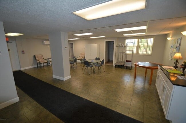 Building Photo - 2 Bedroom 2 Bathroom direct ocean condo