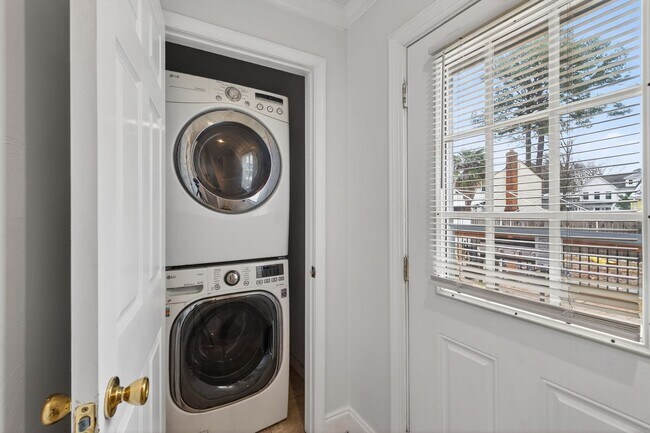 Building Photo - Spacious 5-Bedroom Home in Virginia Beach