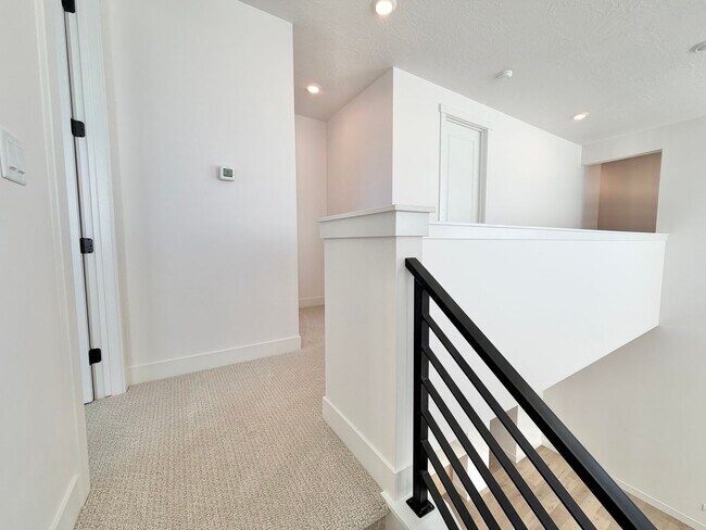 Building Photo - Desert Color 4 Bed Home!