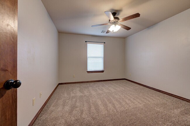 Building Photo - Beautiful & Large 4 Bed 2 Bath Home in Edmond!