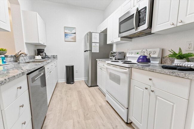 Building Photo - 2304 Silver Palm Dr
