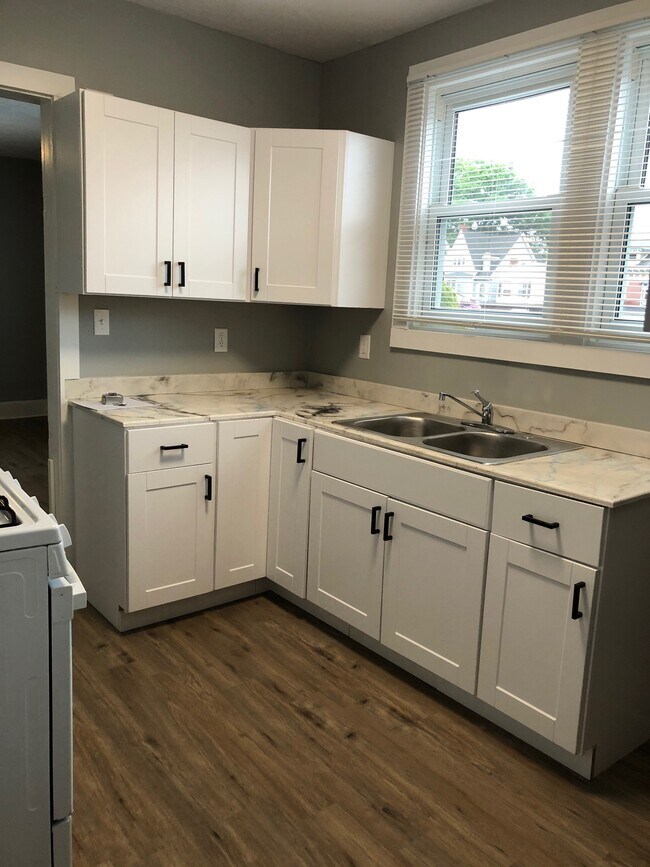 Kitchen with bright second floor view - 871 26th St