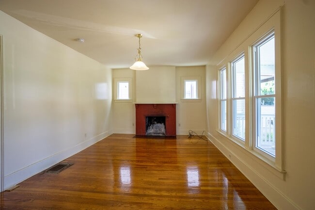Building Photo - Available 8/1/26 - Spacious Newly Renovate...