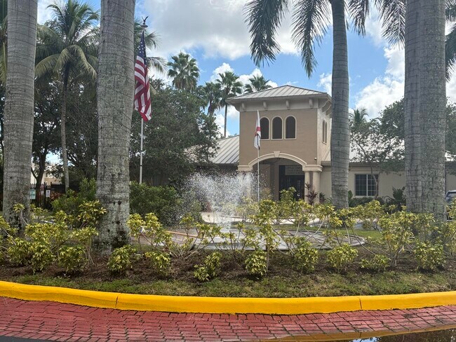 Building Photo - 900 Crestwood Ct S