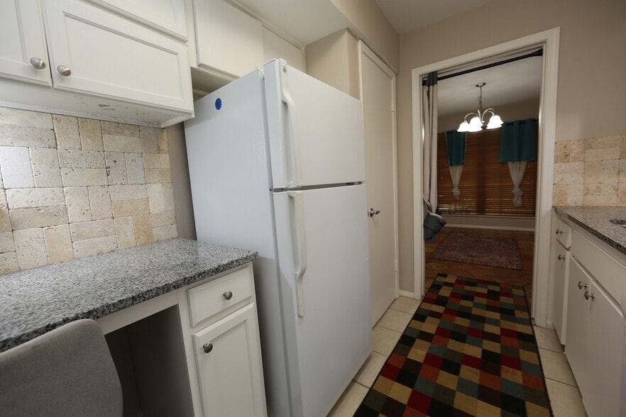 Building Photo - 7727 Meadow Park Dr