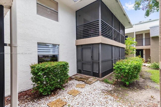 Building Photo - 2820 Riverside Dr