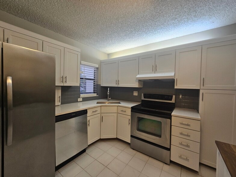 Building Photo - 2738 Carambola Cir S