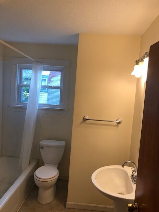 Building Photo - 2 Bedroom NE Canton House for Rent with Large Basement