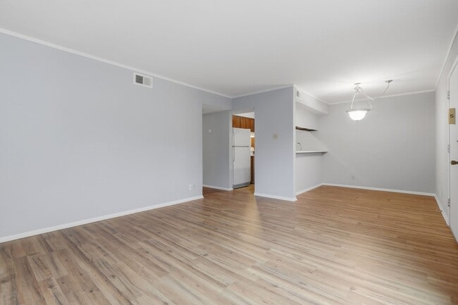 Building Photo - 8702 Village Dr