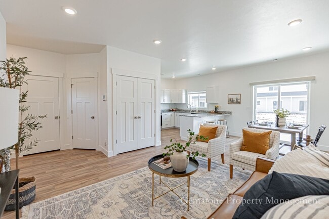 Building Photo - END UNIT - Darling 3 Bed 2.5 bath townhome in Sugar City, ID